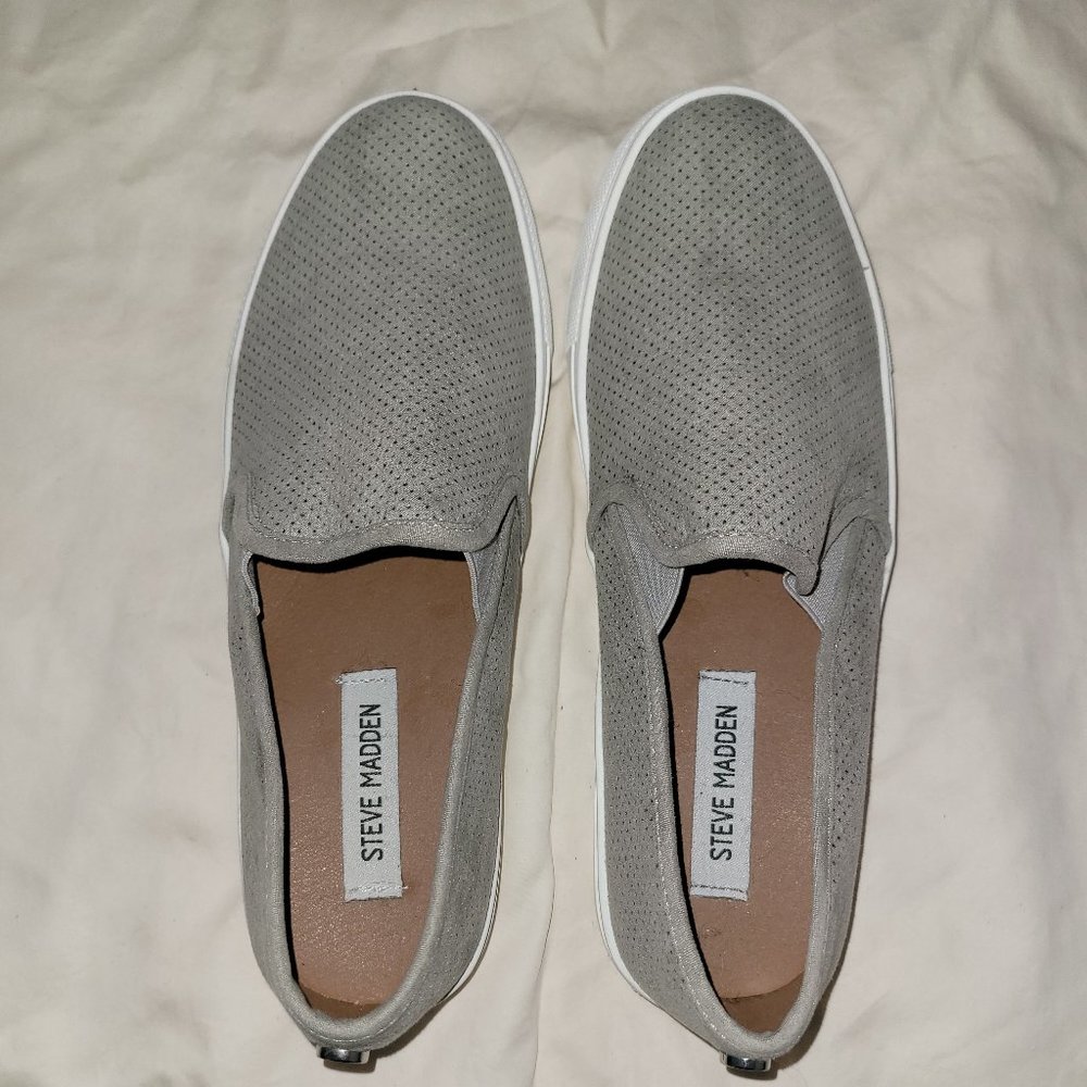 Steve Madden loafer type slip on shoes